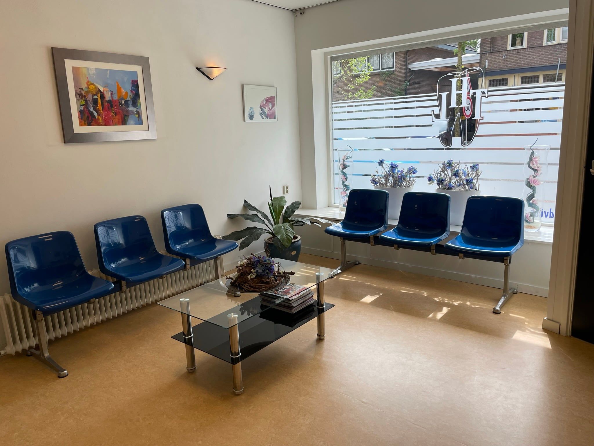 De lichte wachtkamer van de praktijk aan de Traay